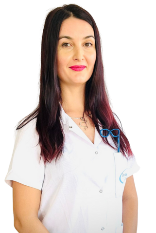Portret al Dr. Loredana Oprișan, medic specialist oftalmolog în echipa EyeWellness.