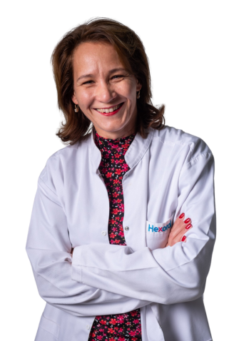 Portret al Dr. Florina Vultur, medic primar oftalmolog în echipa EyeWellness.